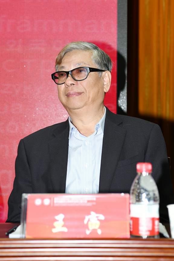 四川外国语大学语言哲学中心主任,中西语言哲学研究会会长王寅教授